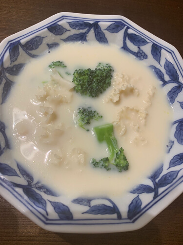 写真５　ハナビラタケの豆乳スープ