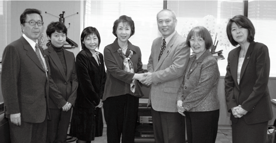 写真2　「あすなろ会」森洋子会長（写真中央）、「リンパの会」金井弘子会長（右から２人目）と24万人の署名簿を舛添要一厚労大臣に提出（2007年）